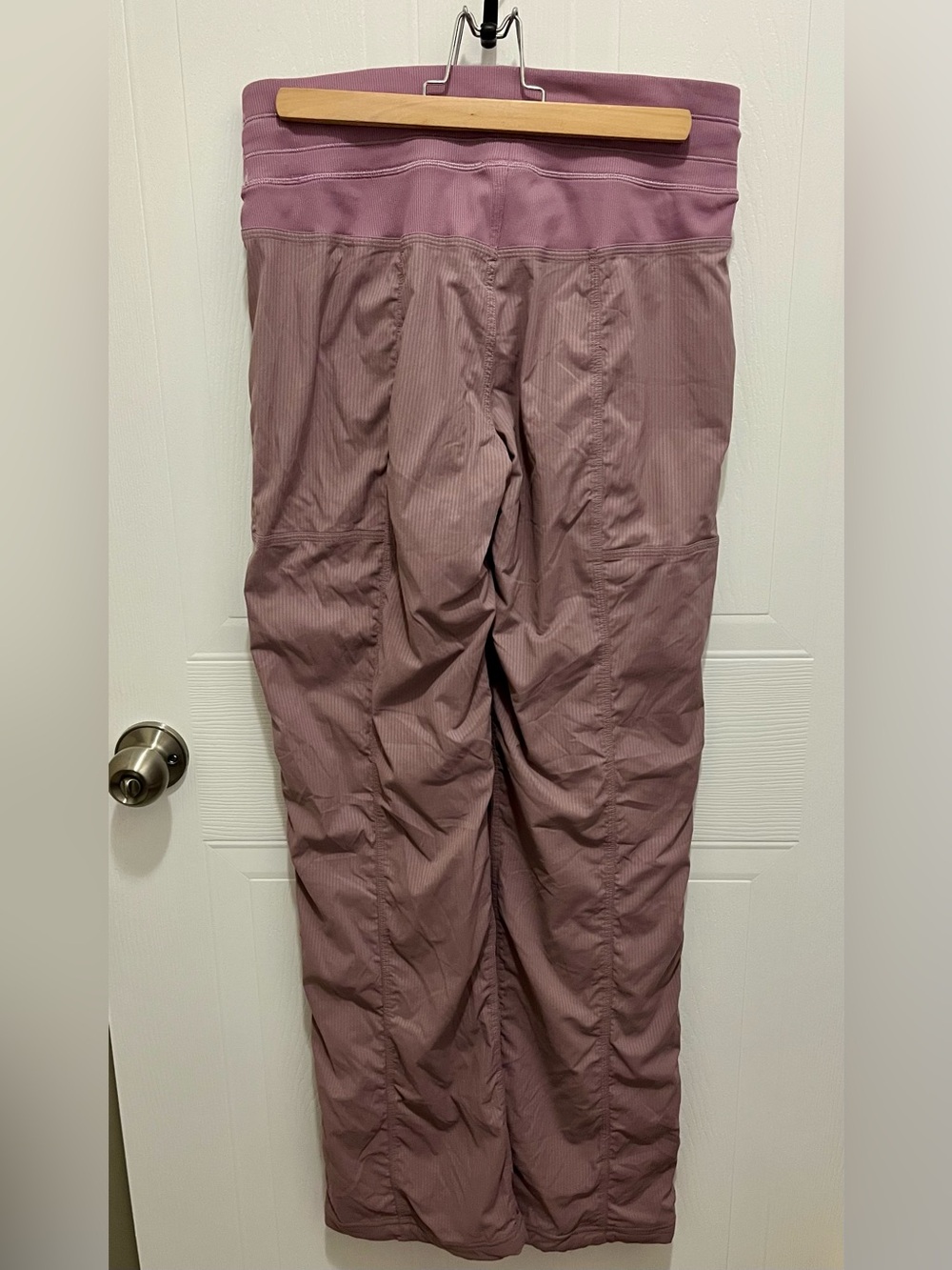 Beautiful Lululemon Lined Dance Studio Pants in Mauve Lux - Picture 3 of 5